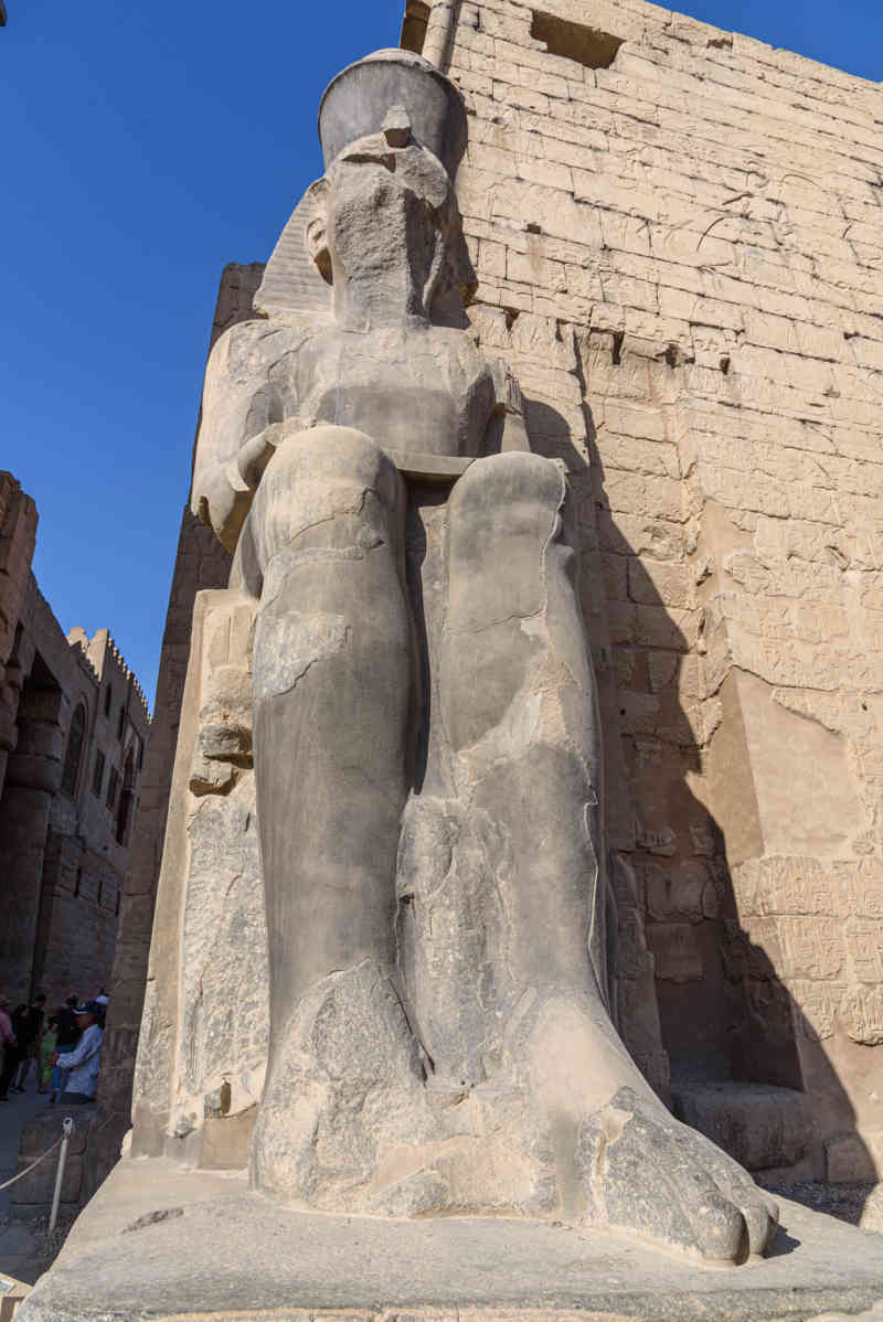 Egipto 092 - Luxor - Templo de Luxor - estatua de Ramsés II.jpg